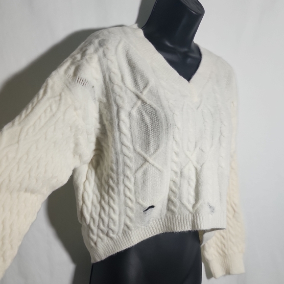 Crop Off-White Cable Knit V-Neck Sweater - Picture 3 of 6